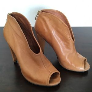 Buttery soft Vince Camuto peep-toe booties sz 7